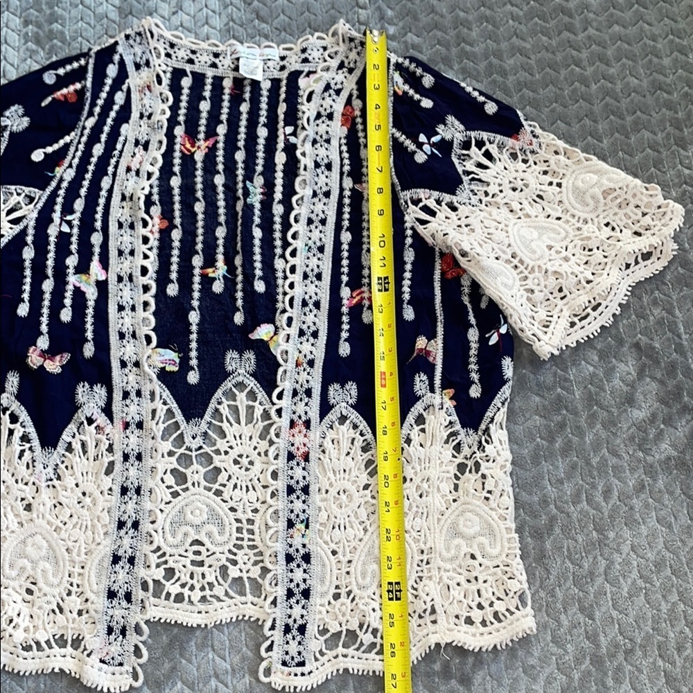 London Kaye Short Sleeve Crocheted Lace & Embroidered w butterfly pattern. - Picture 6 of 9
